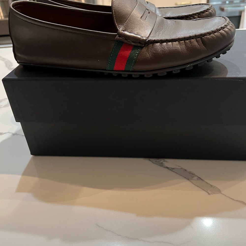 Like new men’s Gucci web loafer